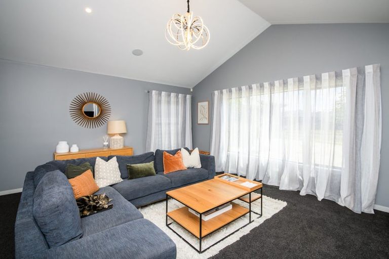 Photo of property in 10 Mediterranean Grove, Fitzherbert, Palmerston North, 4410