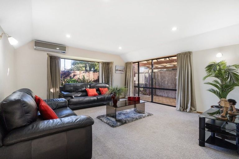 Photo of property in 2/433 Memorial Avenue, Burnside, Christchurch, 8053