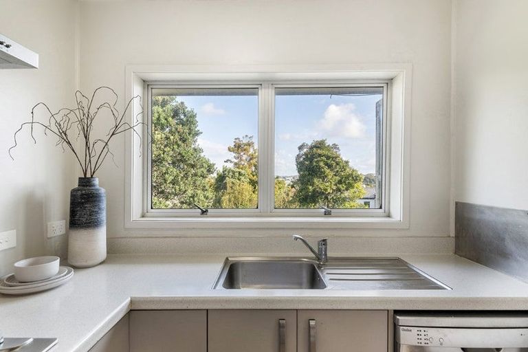 Photo of property in 2/74 Blakeborough Drive, Forrest Hill, Auckland, 0620