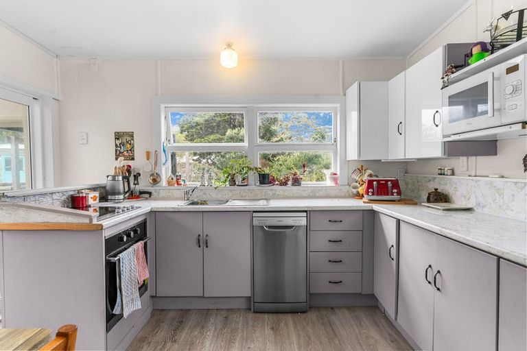 Photo of property in 10 Franklin Road, Paparoa, 0571