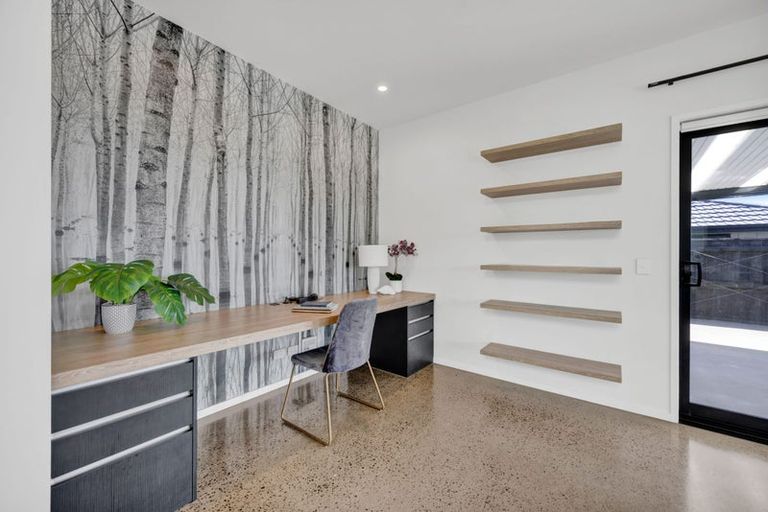 Photo of property in 5 Aheahea Way, Hurworth, New Plymouth, 4310