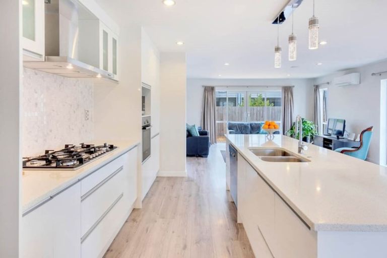 Photo of property in 47 Sohlue Place, Oteha, Auckland, 0632