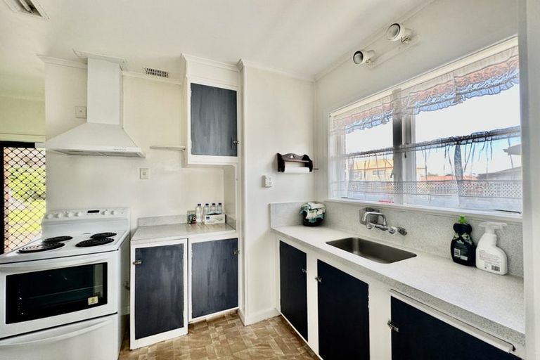 Photo of property in 15 Seddon Avenue, Papatoetoe, Auckland, 2104