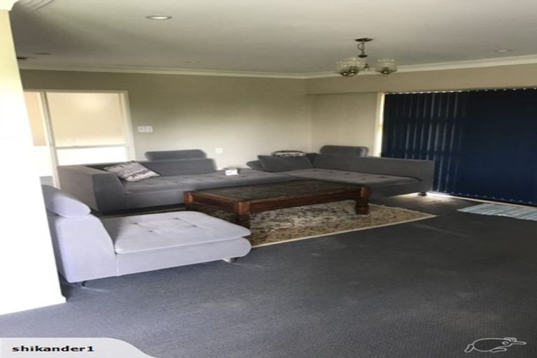 Photo of property in 16 Easton Park Parade, Glenfield, Auckland, 0629