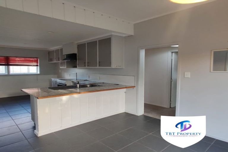 Photo of property in 12a Waiari Road, Conifer Grove, Takanini, 2112