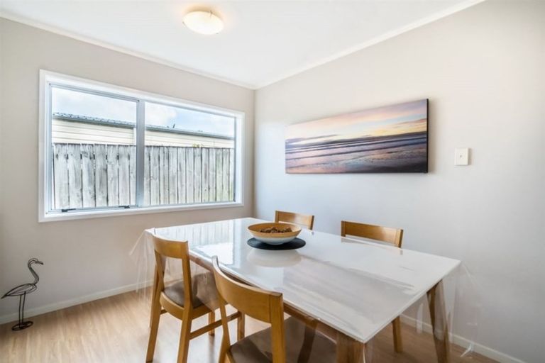 Photo of property in 2/210 Sunnynook Road, Totara Vale, Auckland, 0627