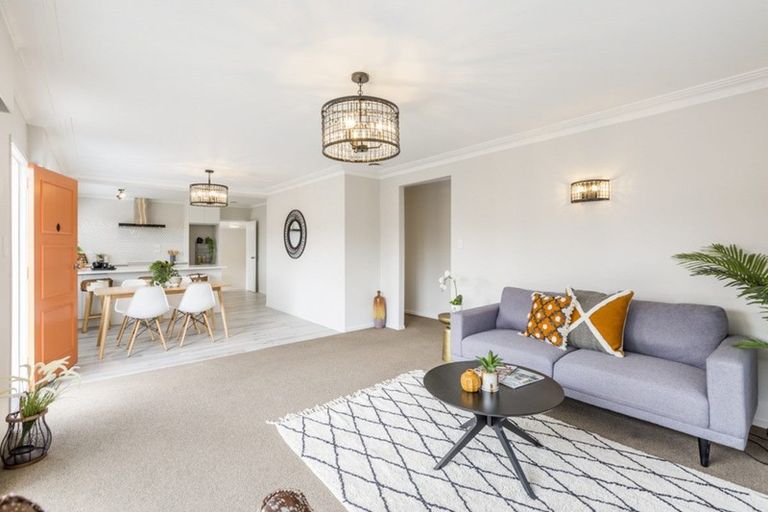 Photo of property in 2/4202a Great North Road, Glendene, Auckland, 0602