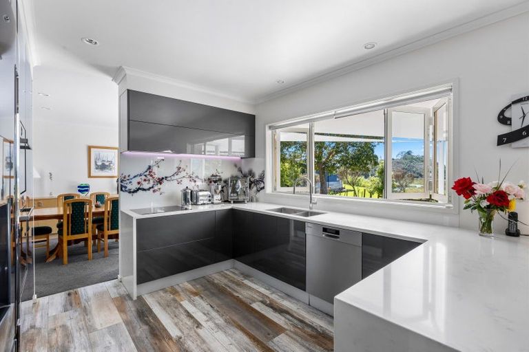 Photo of property in 85 Whangaparaoa Road, Red Beach, 0932