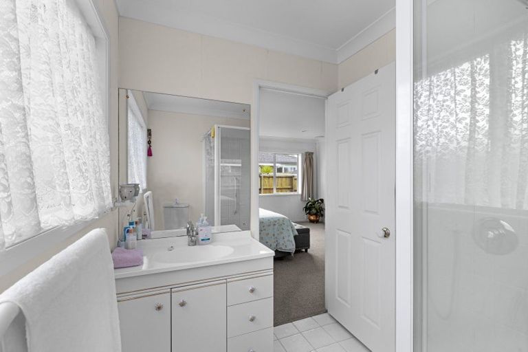 Photo of property in 2 Mcgowan Place, Orewa, 0931