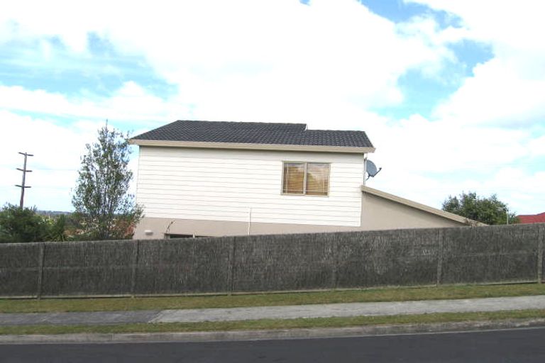 Photo of property in 1/9 Highgrove Lane, Totara Vale, Auckland, 0632