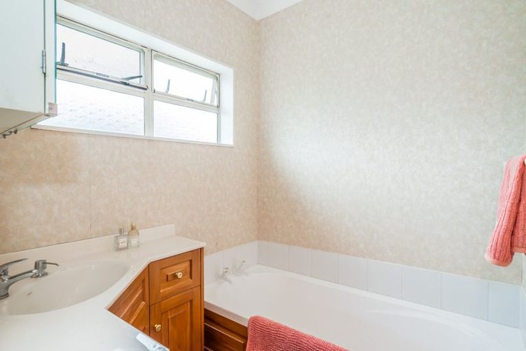 Photo of property in 1 Greenaway Road, Waikanae, 5036