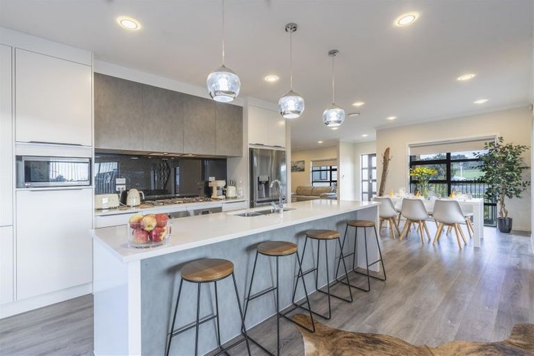 Photo of property in 15 Van Rixel Drive, Kumeu, 0810