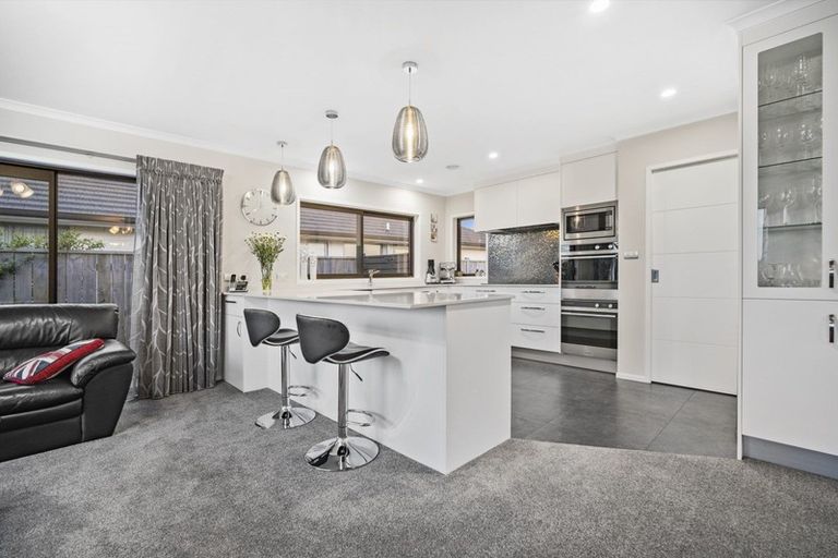 Photo of property in 8 Greenridge Lane, Merrilands, New Plymouth, 4312