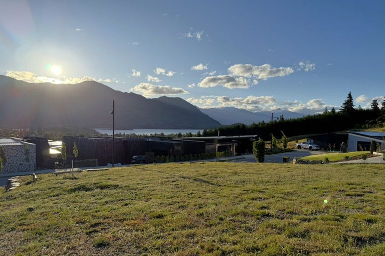Photo of property in 16 Akitu Rise, Wanaka, 9305