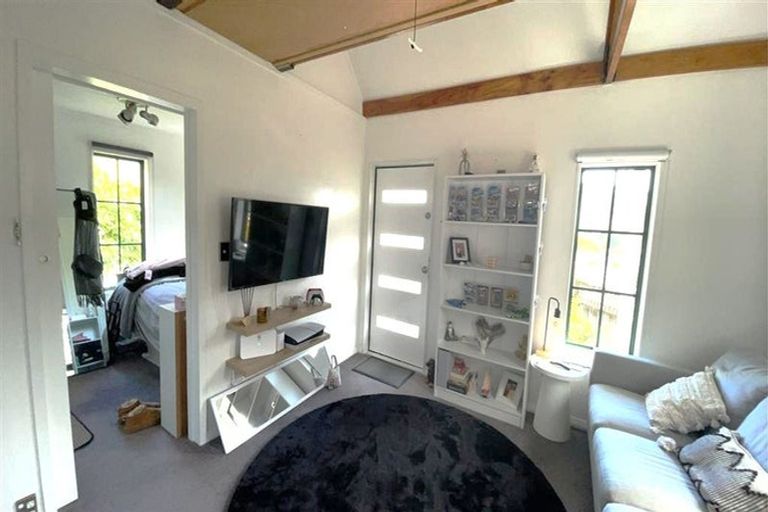 Photo of property in 2/9 Montgomery Street, Stokes Valley, Lower Hutt, 5019