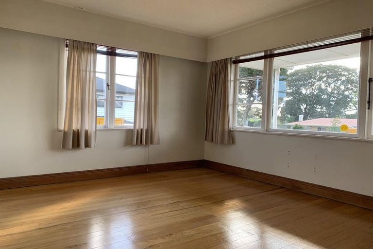 Photo of property in 10 Lloyd Avenue, Papatoetoe, Auckland, 2025