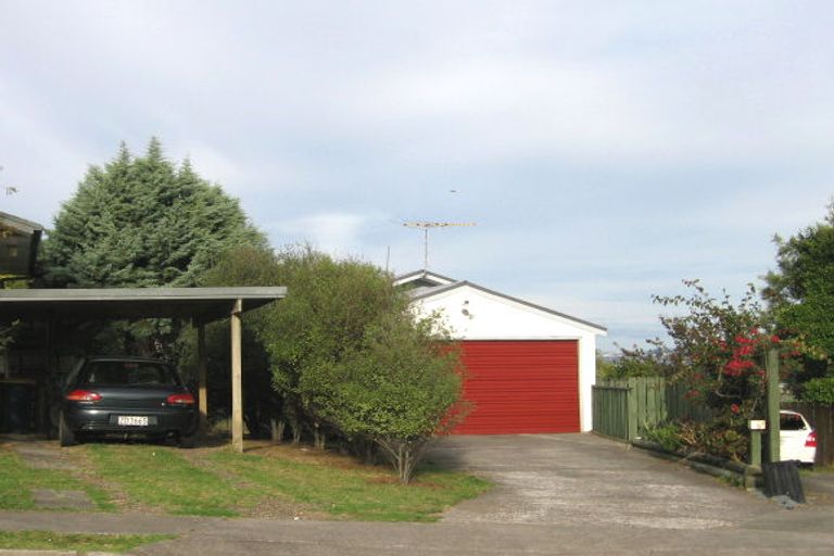 Photo of property in 1/26 Hueglow Rise, West Harbour, Auckland, 0618