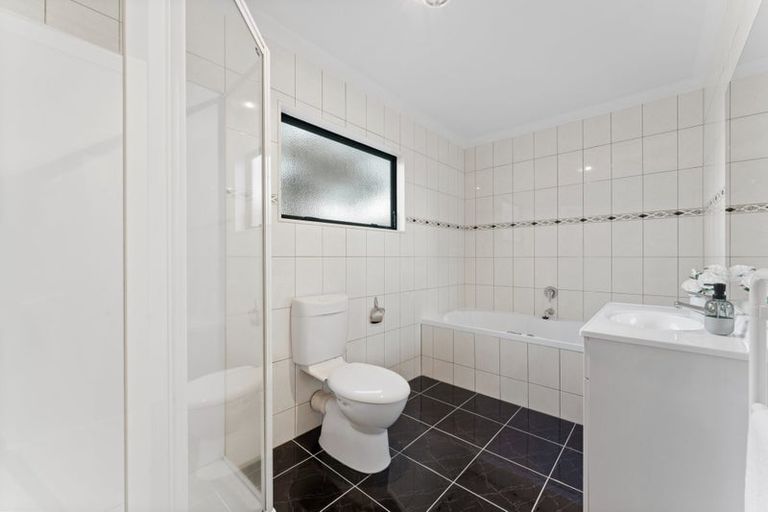 Photo of property in 64 San Valentino Drive, Henderson, Auckland, 0612