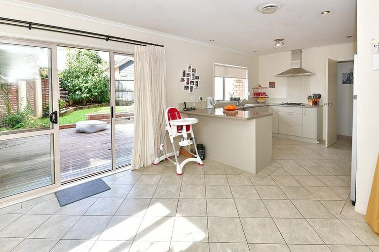 Photo of property in 1 Springtide Place, Red Beach, 0932