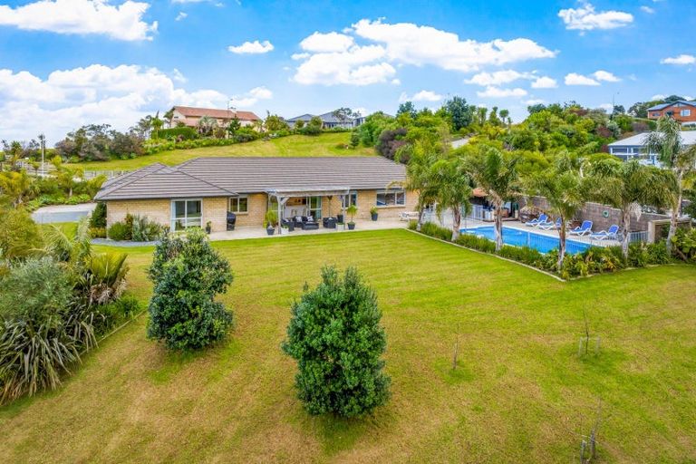 Photo of property in 54 Roberts Road, Matakatia, Whangaparaoa, 0930