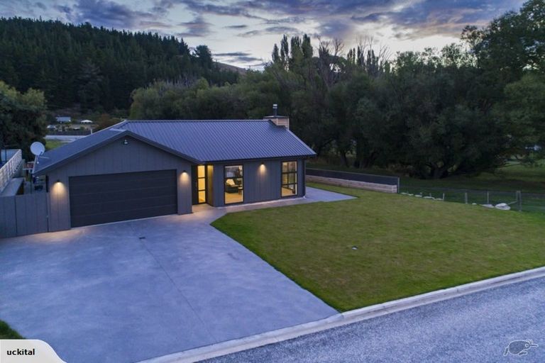 Photo of property in 10 Alice Burn Drive, Luggate, Cromwell, 9383