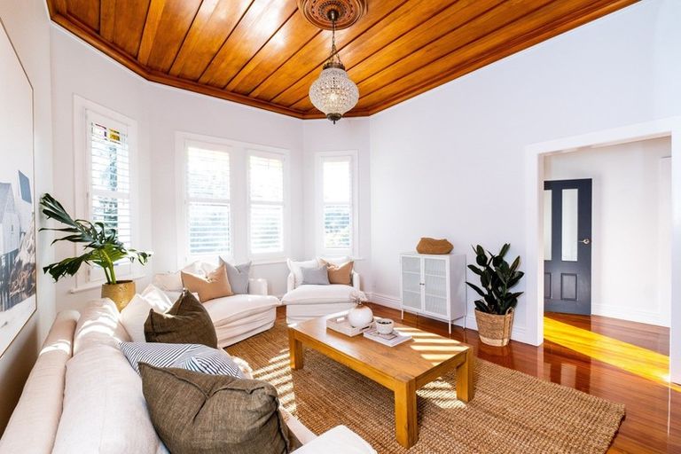 Photo of property in 15 Lawrence Road, Hospital Hill, Napier, 4110