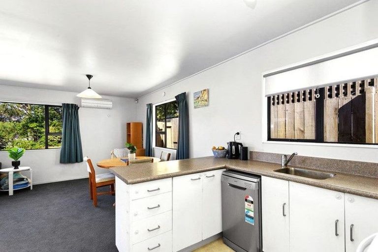 Photo of property in 2/4 Dowse Drive, Maungaraki, Lower Hutt, 5010