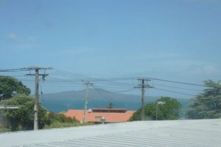 Photo of property in 3/2 Scarboro Terrace, Murrays Bay, Auckland, 0630