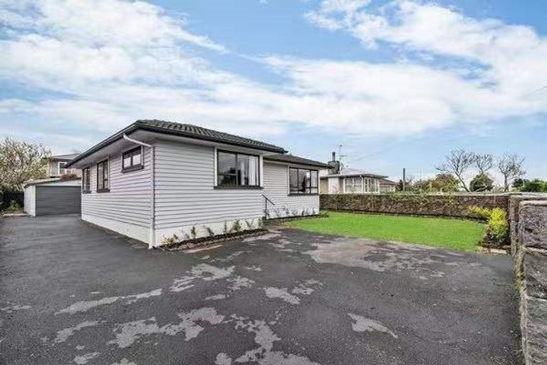 Photo of property in 20 Matapouri Road, Mangere Bridge, Auckland, 2022