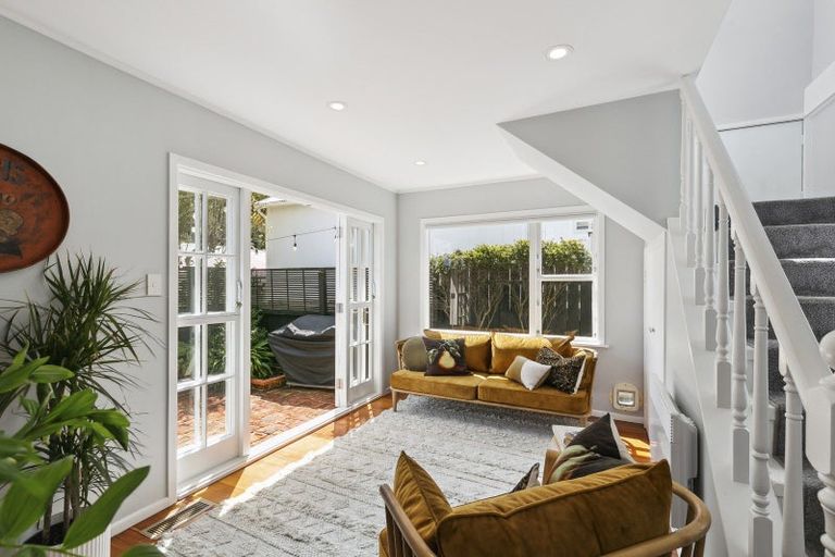 Photo of property in 15 Omar Street, Khandallah, Wellington, 6035