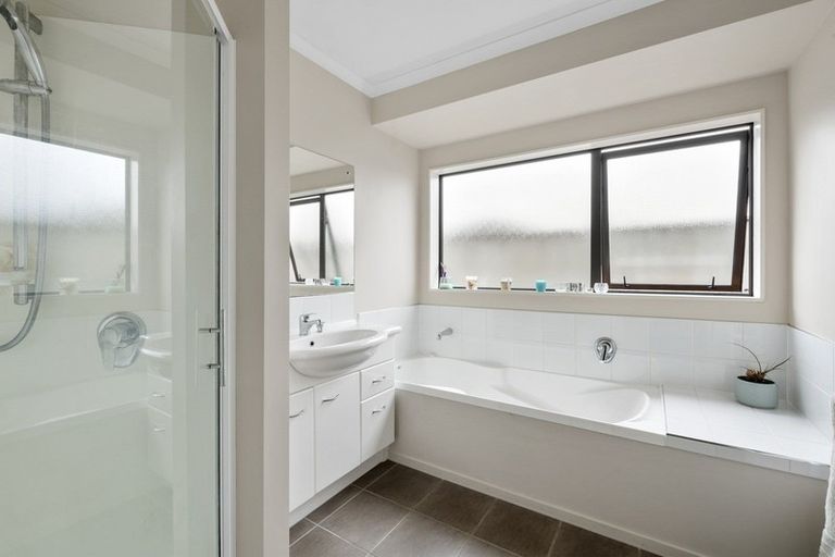 Photo of property in 9 Percy Kinsman Crescent, Riverstone Terraces, Upper Hutt, 5018