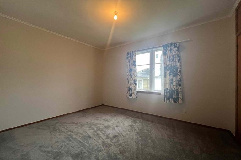 Photo of property in 2 Kohekohe Street, New Lynn, Auckland, 0600