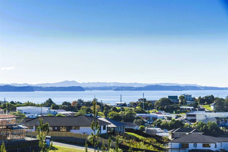 Photo of property in 121 Wade River Road, Stanmore Bay, Whangaparaoa, 0932