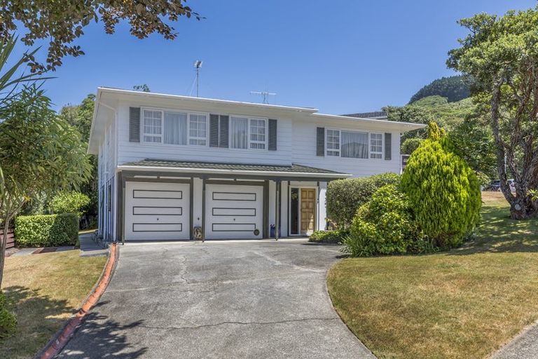 Photo of property in 6 Balliol Drive, Tawa, Wellington, 5028