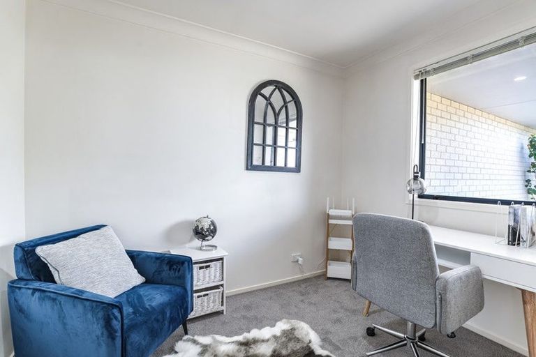 Photo of property in 4 Mahina Place, Te Atatu Peninsula, Auckland, 0610