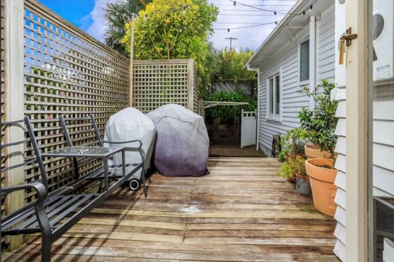 Photo of property in 1/160 East Coast Road, Forrest Hill, Auckland, 0620