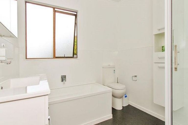 Photo of property in 1/16 Sylvan Crescent, Te Atatu South, Auckland, 0610