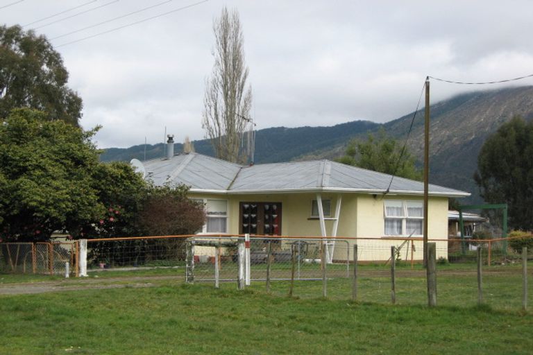 Photo of property in 71 Chalgrave Street, Murchison, 7007