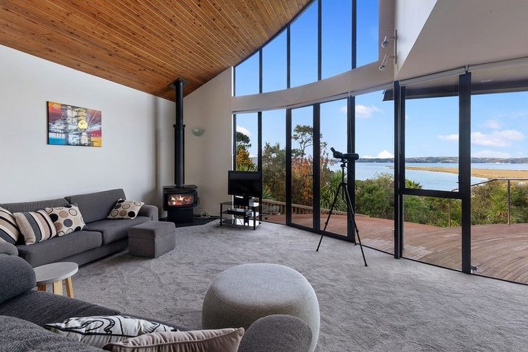Photo of property in 187 West Harbour Drive, West Harbour, Auckland, 0618