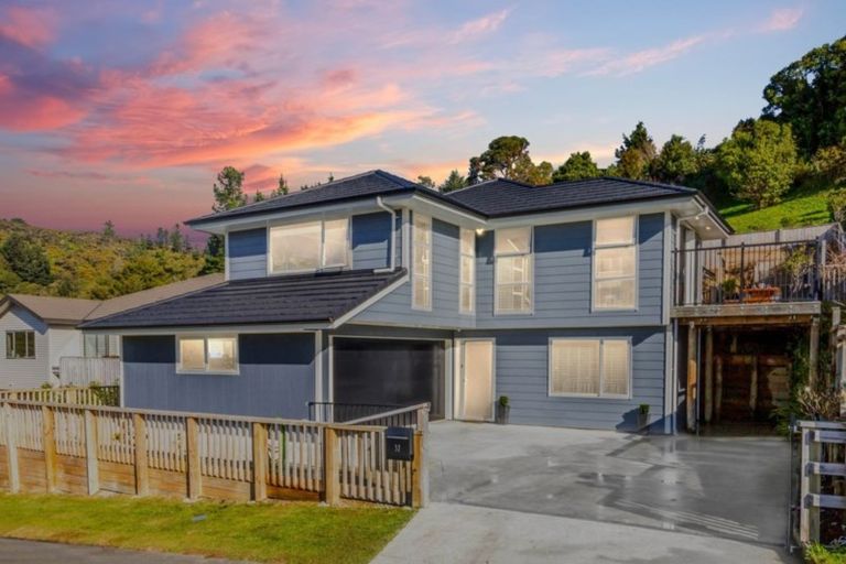 Photo of property in 32 King Charles Drive, Kingsley Heights, Upper Hutt, 5018