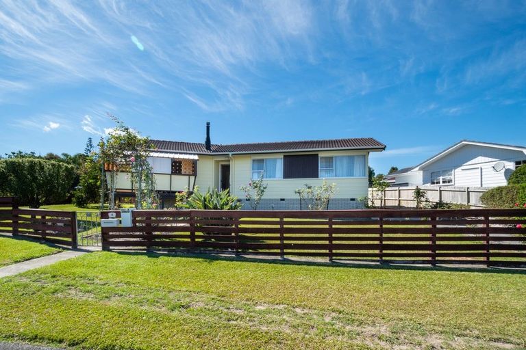 Photo of property in 6 Pankhurst Place, Sunnyvale, Auckland, 0612