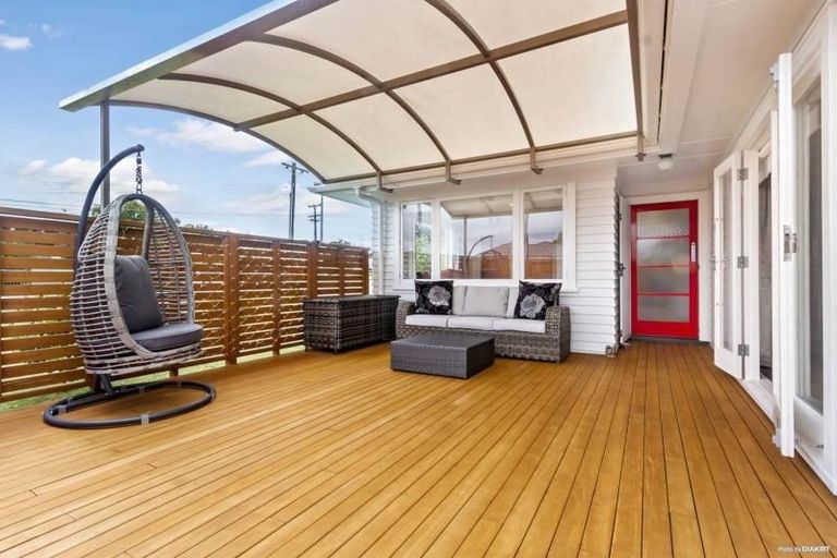 Photo of property in 32 Gloria Avenue, Te Atatu Peninsula, Auckland, 0610