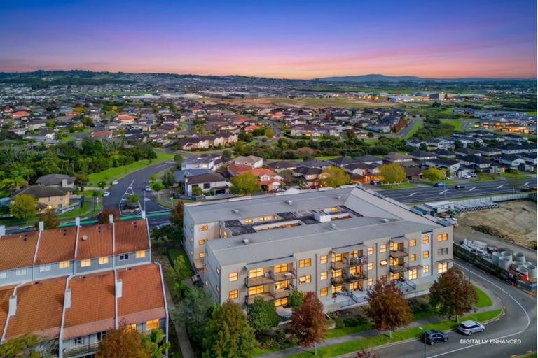 Photo of property in 2/124 Stancombe Road, Flat Bush, Auckland, 2016