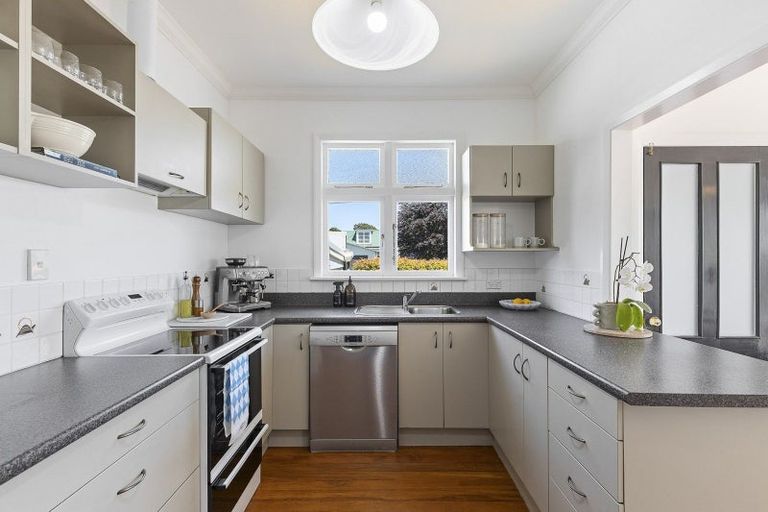 Photo of property in 40 Tukapa Street, Westown, New Plymouth, 4310