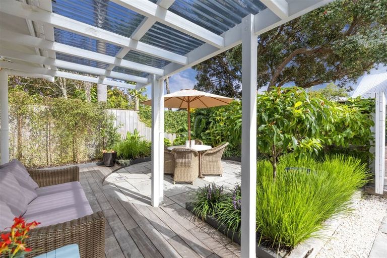 Photo of property in 1/25a Beach Road, Te Atatu Peninsula, Auckland, 0610