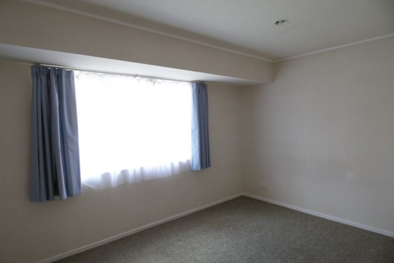Photo of property in 72 Kingdale Road, Henderson, Auckland, 0610