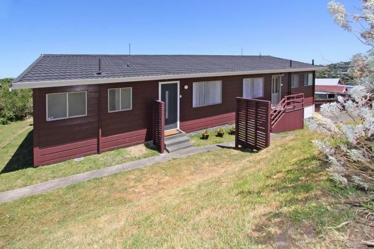 Photo of property in 9a Chetwode Grove, Newlands, Wellington, 6037