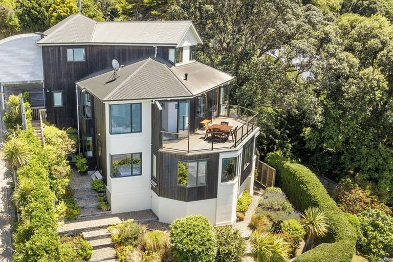 Photo of property in 20 Napier Street, Karaka Bays, Wellington, 6022