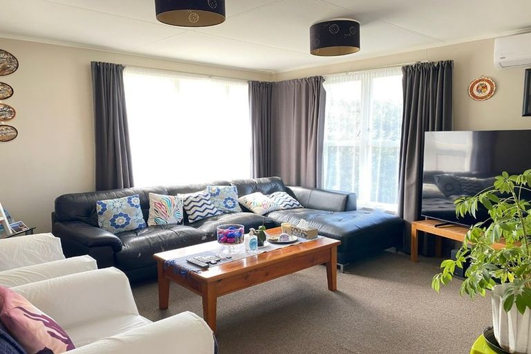 Photo of property in 32 Farnborough Crescent, Mangere, Auckland, 2022