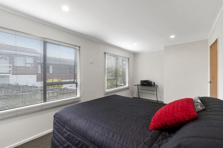 Photo of property in 17 Jenanne Place, Totara Vale, Auckland, 0629